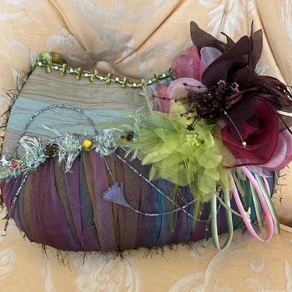 Exquisite Handcrafted Mary Frances Crossbody Bag - EUC - Picture 2 of 15